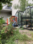 Wiederverwendete Gewächshäuser im Garten des Lobe-Blocks